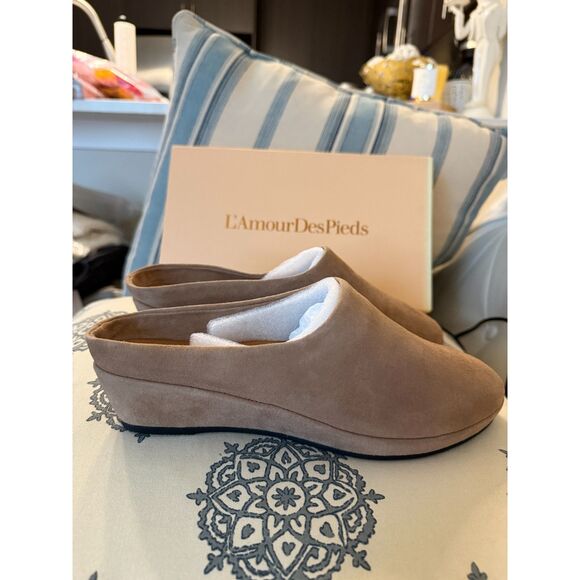 NIB L'Amour Des Pieds Taupe Bingwen Suede Mule size 9.5 M - Picture 1 of 8
